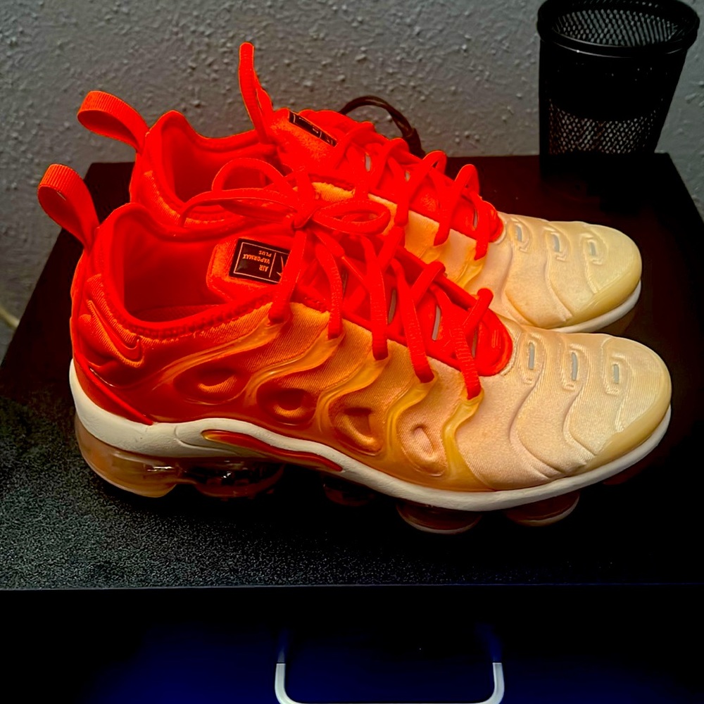 Like new size 7 orange Nike vapormax plus